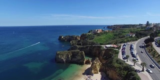 海洋和海滩附近的悬崖葡萄牙拉各斯鸟瞰图