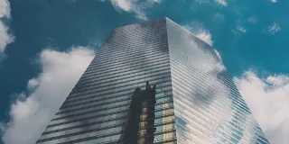 企业大楼，蓝天和白云