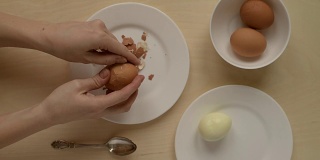 女性手剥鸡蛋