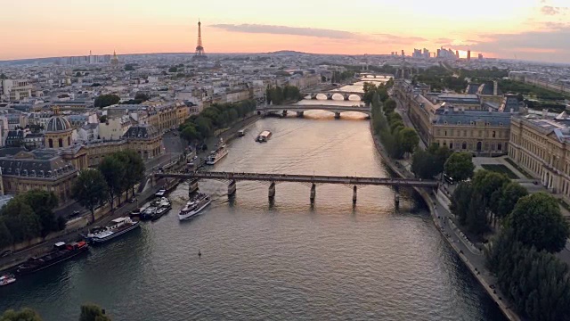 日落时巴黎的鸟瞰图