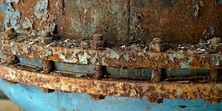 废弃工厂的锅炉生锈的螺母。平稳而缓慢的摄影。