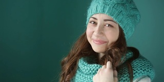 美丽的年轻女子，戴着绿松石编织的帽子和围巾