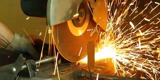 在切割机上切割金属零件，产生很多火花