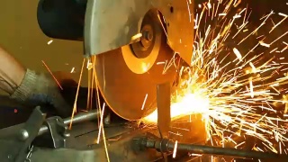 在切割机上切割金属零件，产生很多火花视频素材模板下载