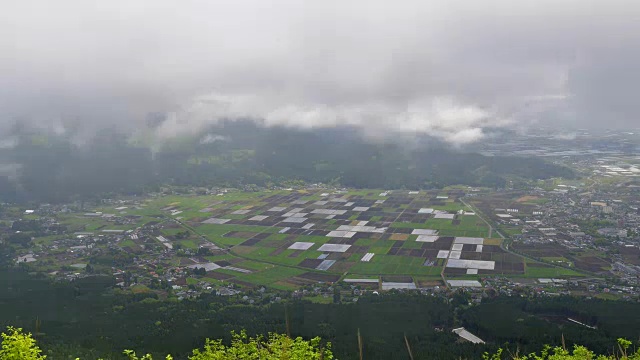 从山景看山谷城市和稻田的时间流逝