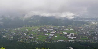 从山景看山谷城市和稻田的时间流逝