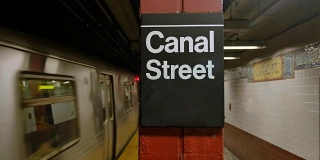纽约地铁驶近运河街站