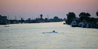 日落时分多瑙河的苏利纳支流