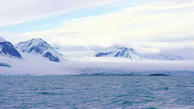 山脉和北极的巨大冰川