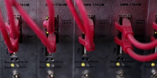 一个巨大的数据中心的电缆和布线连接服务器的特写。滑块拍摄