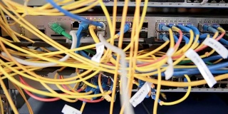 背面的工作数据服务器与许多电线，电缆