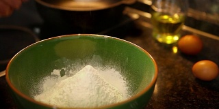 慢镜头:厨师在擀面之前先筛面粉