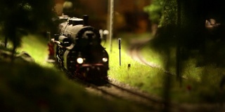 一个火车模型沿着微型铁路移动