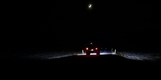 弯弯的月牙在过往的汽车上行驶，孤独孤独的黑夜