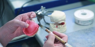 女牙科技师，制造加工丙烯酸全口义齿