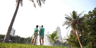 亚洲老夫妇以湖泊和城市公园为背景进行户外运动的视频。抽象热爱健康和自然