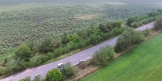 从高速公路飞过田野