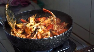烹制新加坡招牌菜辣椒蟹。受欢迎的海鲜菜肴视频素材模板下载