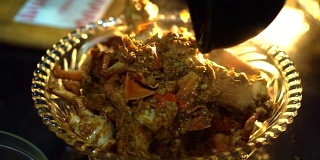 烹制新加坡招牌菜辣椒蟹。受欢迎的海鲜菜肴
