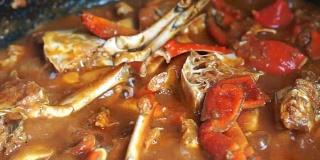烹制新加坡招牌菜辣椒蟹。受欢迎的海鲜菜肴