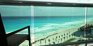 从加勒比海豪华度假阳台上观看