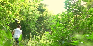 一个跑步者在灌木丛中奔跑的超级慢镜头，240帧/秒