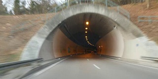 高速公路隧道内超速行驶的汽车