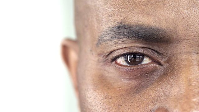 一个非裔美国人的棕色眼睛的极端特写