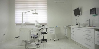 诊所配有不同现代化设备的牙医椅。牙齿保健的概念