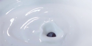三段蓝莓落入酸奶的慢动作视频