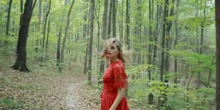 受惊的年轻女子在森林里奔跑