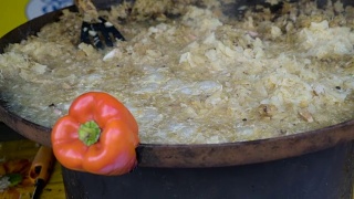 一个大锅，上面有卷心菜汤视频素材模板下载