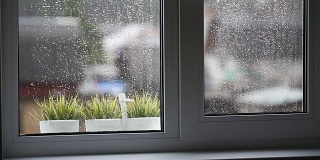 下雨时在窗后放温度计