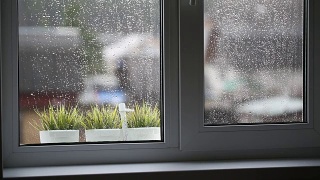 下雨时在窗后放温度计视频素材模板下载
