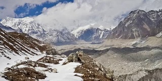 萨加玛塔国家公园的山景。尼泊尔的恩戈津帕冰川。