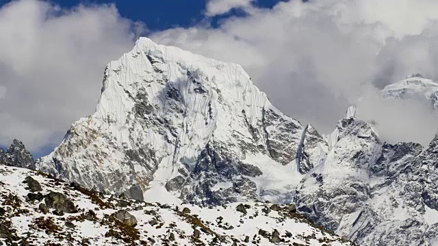 尼泊尔的山景。间隔拍摄