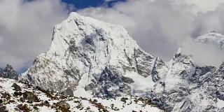 尼泊尔的山景。间隔拍摄