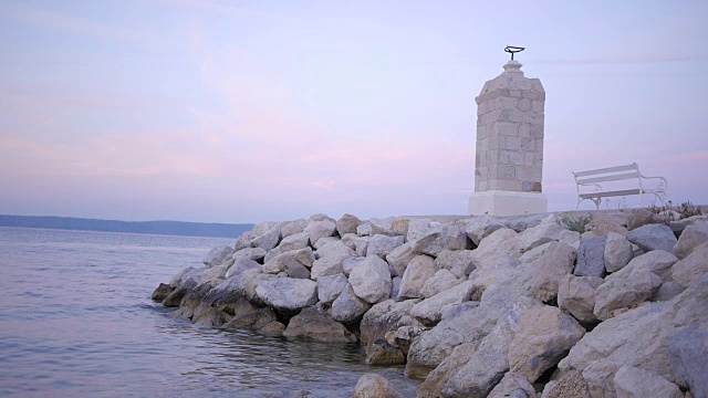 大海，海滩和小灯塔