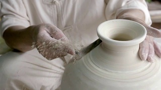 手在陶轮上工作，塑造一个陶瓷视频素材模板下载