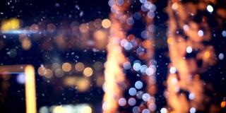 冬天城市里散焦的圣诞彩灯