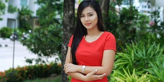 年轻的亚洲女人的肖像穿着红色的衣服