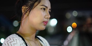 夜城里年轻的泰国女人的肖像