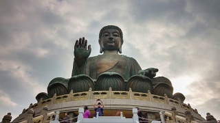 从中国香港拍摄的天光大佛雕像，距离4k时间视频素材模板下载