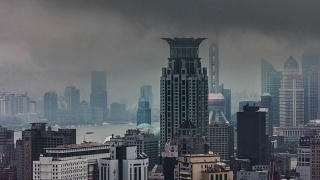 下雨天上海最著名的建筑，4k时间间隔视频素材模板下载