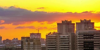 日落在市中心的天际线上剪影的建筑