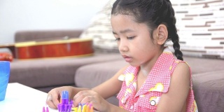 可爱的亚洲泰国小女孩画