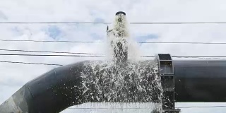 水从大管子里漏出来。