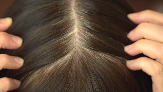 一个满头白发的女人的头视频素材模板下载