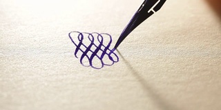 女性手笔书写书法标志