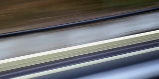 高速铁路。铁路高速从火车上移动的抽象镜头